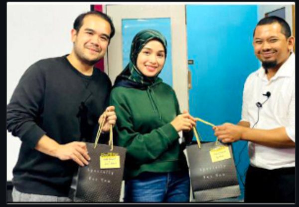 Yuuki Global bersama client di sesi penyampaian